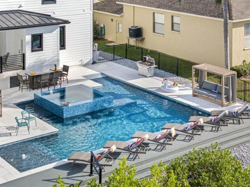 Πισίνα στο ή κοντά στο Stunning Apollo Beach Villa - Amazing Pool Escape
