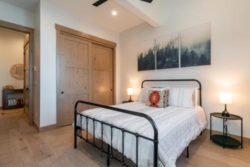 Postel nebo postele na pokoji v ubytování Elk Creek Condos At Grand Park G301