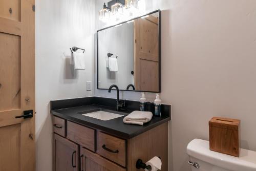 Koupelna v ubytování Elk Creek Condos At Grand Park G301