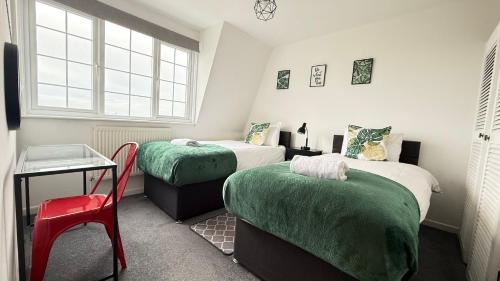Ένα ή περισσότερα κρεβάτια σε δωμάτιο στο Cheerful 5-bedroom with free parking