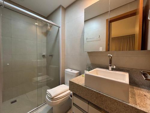 um banheiro com vaso sanitário, pia e chuveiro em LUX26 - Flat Próx Órion Cozinha Completa com Varanda em Goiânia