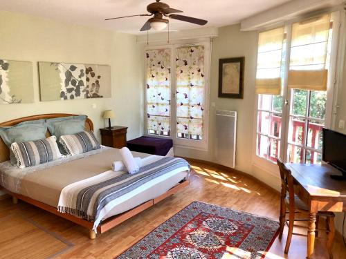 une chambre avec un lit, un bureau et des fenêtres dans l'établissement Duplex 4 Pers - 80 m2 - Abatilles - Grande Terrasse - Parking, à Arcachon