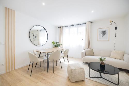 - un salon blanc avec une table et un canapé blanc dans l'établissement Moissan chambre Bastille, à Grenoble