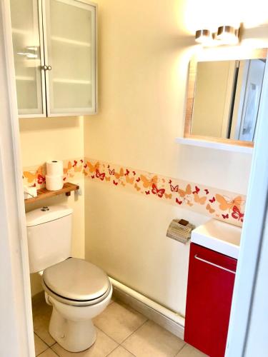 une salle de bain avec toilettes et lavabo dans l'établissement Duplex 4 Pers - 80 m2 - Abatilles - Grande Terrasse - Parking, à Arcachon