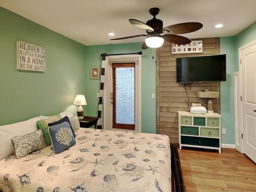 Una cama o camas en una habitación de Sunset Cove
