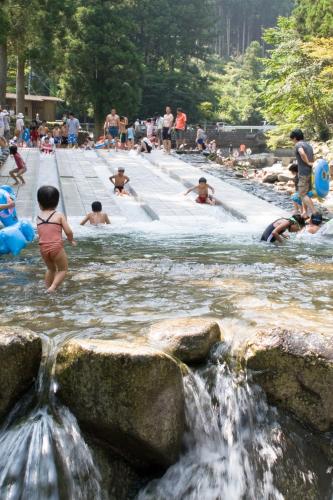 a group of people playing in a water park at Hotel Kazahaya in Hita