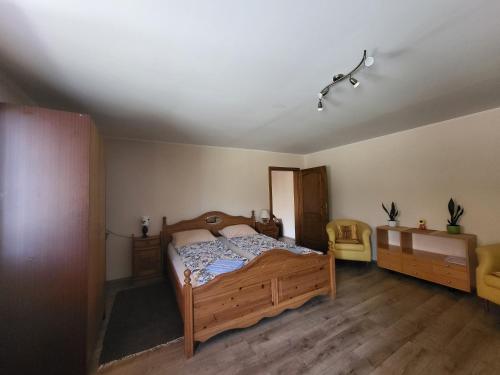 una camera con letto in legno e cassettiera di Apartman Pored Jezera a Palić