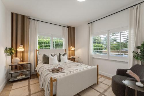 Ένα ή περισσότερα κρεβάτια σε δωμάτιο στο Palm Beach Oasis with BBQ, Htd Pool and Pickleball Ct