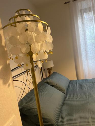 a lamp next to a bed in a bedroom at Casa Rei in Pontremoli