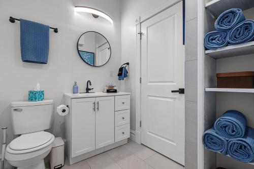 Ένα μπάνιο στο Hartford 5BR Family Home with Games BBQ Grill and Firepit