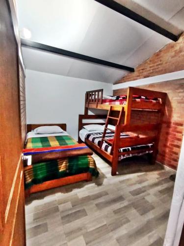 サチカにあるCabaña Villa Monluamel Sachicaのベッドルーム1室(ツインベッド2台付)