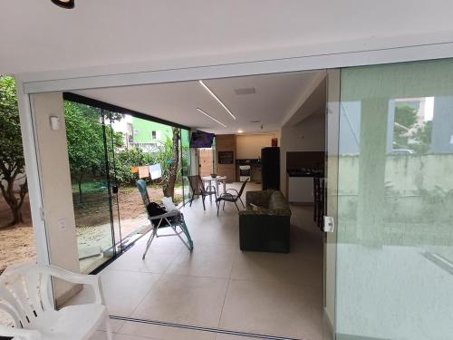 Et opholdsområde på Casa de praia em Itaúna, Saquarema, Pertinho do mar 150 m da areia com 3 quartos e ar condicionado