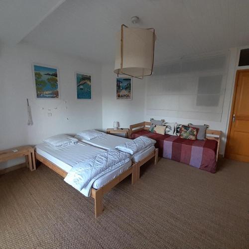 deux lits jumeaux dans une chambre avec dans l'établissement Entre La Mer et Les Etoiles, à Rayol-Canadel-sur-Mer