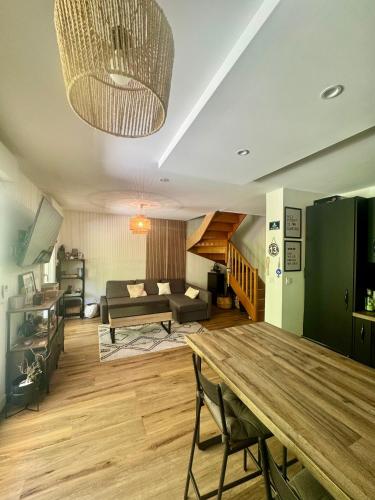 un salon avec une table et un canapé dans l'établissement Appartement T3 avec terrasse et parking dans petite résidence fermée et calme , proche de toutes commodités, à Marseille