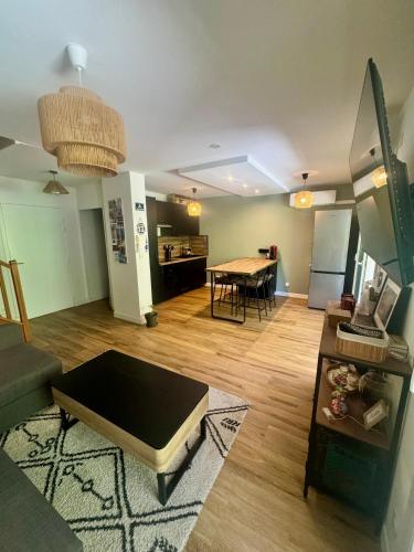 un salon avec un canapé et une table dans l'établissement Appartement T3 avec terrasse et parking dans petite résidence fermée et calme , proche de toutes commodités, à Marseille