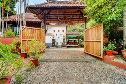 Zahrada ubytování Alaya Stays Palm Dale Heritage Backwater Retreat with Garden & Restaurant