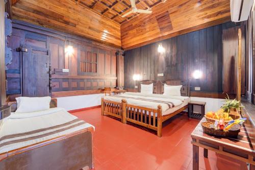 Postel nebo postele na pokoji v ubytování Alaya Stays Palm Dale Heritage Backwater Retreat with Garden & Restaurant