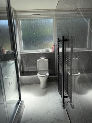 Bilik mandi di Bright and spacious two bedroom flat