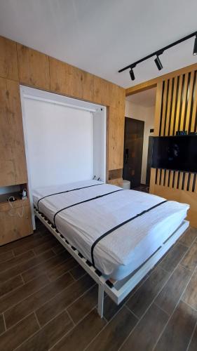 a bedroom with a large bed in a room at studio apartman Najdanović in Vrnjačka Banja