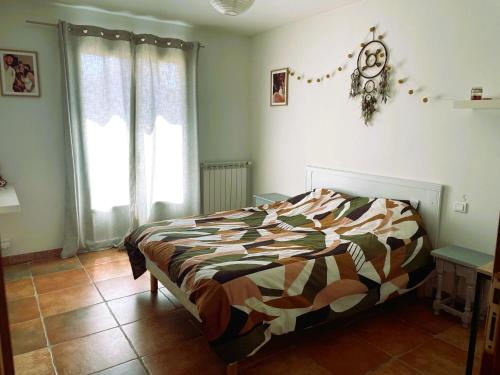 une chambre avec un lit avec une couette dessus dans l'établissement Maison Shiva - Dracénie Experience, à Trans-en-Provence