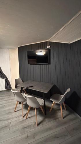 a dining room with a table and some chairs at Cottage Zhelikhovskykh in Tatariv