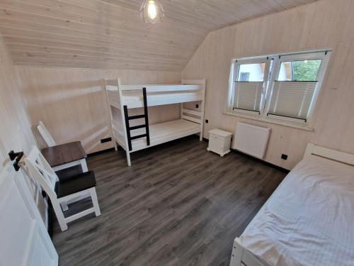 Ένα ή περισσότερα κρεβάτια σε δωμάτιο στο Domki Nadmorskie Tycjanowo