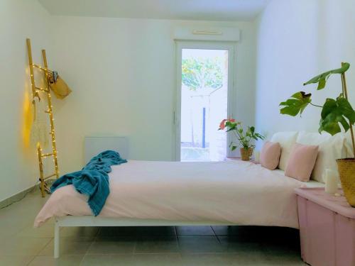 - une chambre avec un grand lit et une serviette bleue dans l'établissement Marseille, nature and the good life, à La Celle-sous-Gouzon