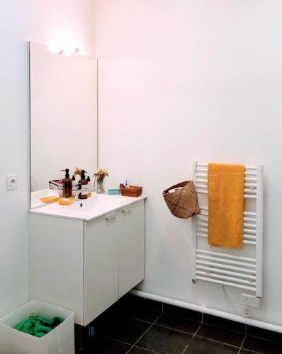 une salle de bain avec un lavabo et un miroir dans l'établissement Marseille, nature and the good life, à La Celle-sous-Gouzon