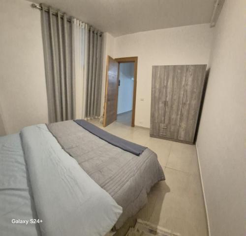 a bedroom with a large bed in a room at Aley Pilot Residence in Al Qammāţīyah