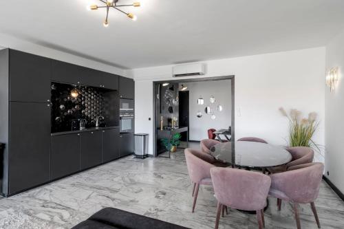 - un salon avec une table et des chaises roses dans l'établissement -CLR- Charming 3-Bedroom Apartment in the Heart of Cannes, à Cannes