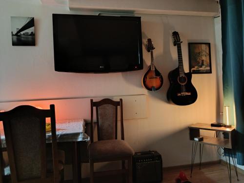 TV a/nebo společenská místnost v ubytování Guns N' Roses