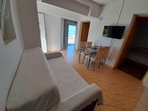 un soggiorno con un divano e un tavolo di Apartment Emily a Omiš (Almissa)