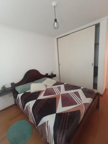 une chambre avec un lit et une grande fenêtre dans l'établissement Nueva Córdoba Ambrosio Olmos 898 pleno bv a metros de plaza España la universidad clínicas gastronomía etc etc, à Córdoba