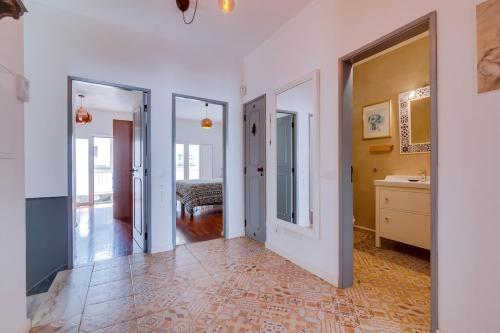 une pièce avec un couloir à deux portes et une cuisine dans l'établissement Casa Capitão by Enjoyyourstay, à Olhão