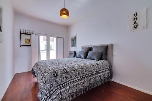 une chambre avec un grand lit dans une pièce dans l'établissement Casa Capitão by Enjoyyourstay, à Olhão