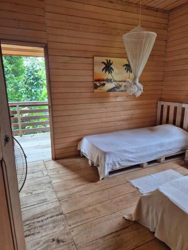 Postel nebo postele na pokoji v ubytování Jo's Nature Cabin