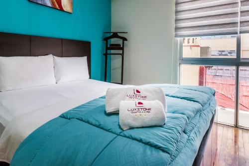 Cama o camas de una habitación en Luxstone Executive & Suites