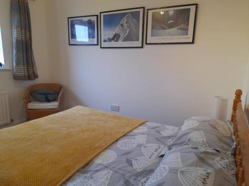 Katil atau katil-katil dalam bilik di Double room, living space and bathroom, in a family home, near Ulverston