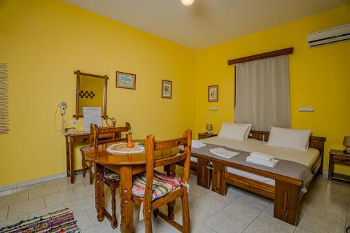 Postel nebo postele na pokoji v ubytování Symi Garden Studios