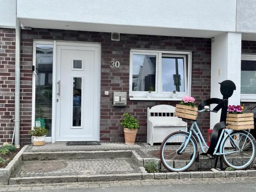 una bicicleta estacionada frente a una casa de ladrillo en Hilla‘s Holiday Bay, en Münster