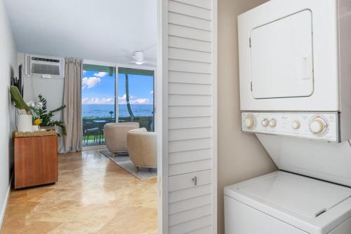 Il comprend un salon et une cuisine équipée d'un lave-linge et d'un sèche-linge. dans l'établissement Oceanfront Condo Kailua Kona Walk to Beach Town and Sunset Views, à Kailua-Kona
