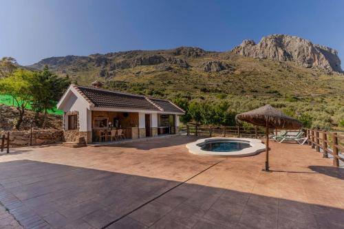 a villa with a view of a mountain at Casa Chely in Alcaucín