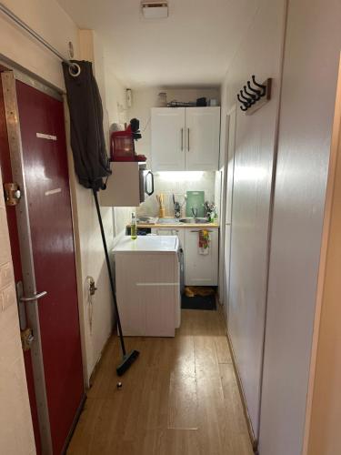 une petite cuisine avec un évier et un réfrigérateur dans l'établissement Studio Orléans, à La Celle-sous-Gouzon