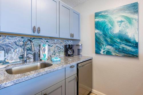 Η κουζίνα ή μικρή κουζίνα στο Maalaea Banyans 217 by Coldwell Banker Island Vacations