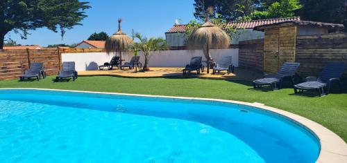 - une piscine dans une cour avec des chaises et une clôture dans l'établissement Camping l'Albatros, à La Plaine-sur-Mer