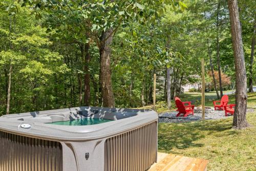 una vasca idromassaggio seduta su un ponte in un cortile di Hot Tub, Fire Pit, Grill, Screened Porch & WiFi a Basye