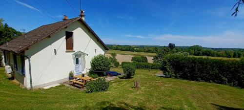 a small white building in the middle of a field at Gîte Du Bas Bagneux, 7 kms du Zoo de Beauval - parking gratuit in Mareuil-sur-Cher