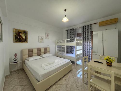 Ένα ή περισσότερα κρεβάτια σε δωμάτιο στο Vila Hergi