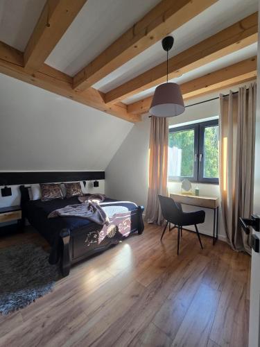 Una cama o camas en una habitación de Willa Górska Pod Lasem
