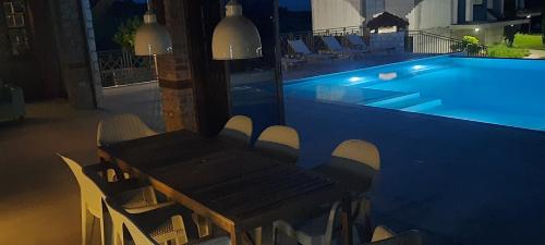 Der Swimmingpool an oder in der Nähe von Macedonium Luxury Villa with big pool & Fireplace
